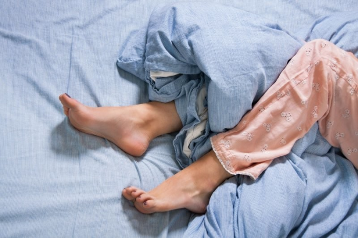 Спишь и падаешь – из-за чего могут возникать судороги во время сна